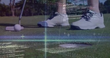 Golf sahasındaki kadın golfçü üzerinden veri işleme animasyonu. Küresel spor, rekabet, bilgisayar ve veri işleme kavramı dijital olarak oluşturulmuş video.