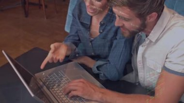 Kafkasyalı bir çiftin kafeteryalarda dizüstü bilgisayarda tartıştıkları ticaret panosu ve grafiklerin animasyonu. Dijital bileşik, çoklu pozlama, aşk, birliktelik, rapor, borsa ve teknoloji kavramı.