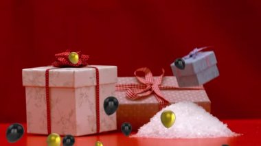 Hediyeler ve kutular üzerinde yüzen balonların animasyonu. Doğum günü, etkinlikler ve dijital olarak üretilen video konsepti.