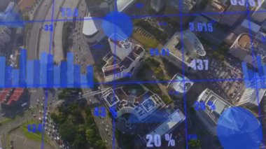 Şehir manzarası üzerinde veri işleme animasyonu. küresel iş ve dijital arayüz kavramı dijital olarak oluşturulmuş video.