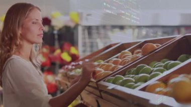 Mağazadaki beyaz kadın hakkında veri işleme animasyonu. Küresel iş ve dijital arayüz kavramı dijital olarak oluşturulmuş video.