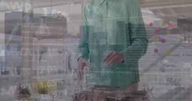 VR kulaklık takan adamın finansal veri işleme animasyonu. Dijital olarak oluşturulmuş küresel bağlantılar, iş, finans, hesaplama ve veri işleme kavramı.