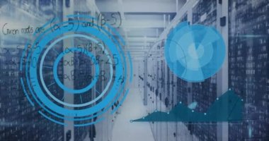 Sunucu odasında matematik denklemlerinin, grafiklerin, radarların ve lens parlamalarının animasyonu. Dijital bileşik, çoklu pozlama, sonar, rapor, finans, teknoloji ve ağ sunucu kavramı.