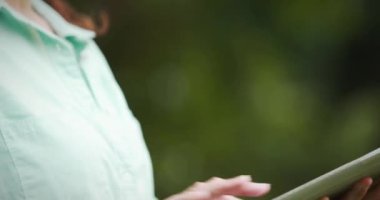 Tablet kullanan beyaz kadın üzerinde matematiksel denklemlerin animasyonu. Küresel eğitim ve dijital arayüz kavramı dijital olarak oluşturulmuş video.