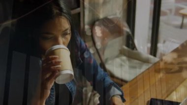 Grafiklerin animasyonu, melez bir kadının kahve içip kafelerde dizüstü bilgisayarla çalışması üzerine düşen zar. Dijital bileşik, çoklu pozlama, içki, iş, rapor, finans, veritabanı ve teknoloji.