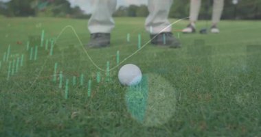 Golf sahasındaki erkek golfçü üzerinden veri işleme animasyonu. Küresel spor, rekabet, bilgisayar ve veri işleme kavramı dijital olarak oluşturulmuş video.