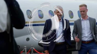 Çeşitli iş adamları üzerinde veri işleme ile taramanın animasyonu. Küresel iş, finans ve dijital arayüz kavramı dijital olarak oluşturulmuş video.