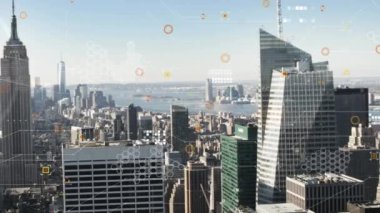 Şehir manzarası üzerinde veri işleme animasyonu. küresel iş ve dijital arayüz kavramı dijital olarak oluşturulmuş video.