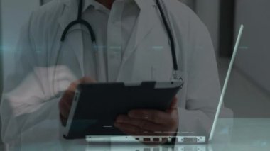 Bağlantılar ağı üzerinden beyaz erkek doktorun animasyonu. Küresel tıp ve dijital arayüz kavramı dijital olarak oluşturulmuş video.