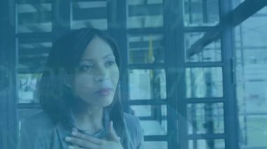 Ofisteki çeşitli iş adamları üzerinde veri işleme animasyonu. Küresel iş ve dijital arayüz kavramı dijital olarak oluşturulmuş video.