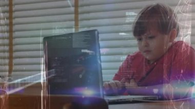 İkili kodların animasyonu, bilgisayar dili, beyaz çocuğun dizüstü bilgisayarı kullanması. Dijital bileşik, çoklu pozlama, e-öğrenme, kodlama, çocukluk, eğitim ve teknoloji kavramı.