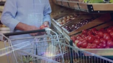 Kafkasyalı kıdemli bir adam hakkında veri işleme animasyonu. Küresel iş ve dijital arayüz kavramı dijital olarak oluşturulmuş video.