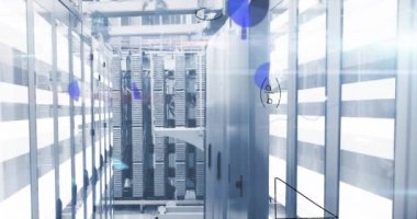 Matematiksel denklemlerin animasyonu, sunucu odasında bilgi arayüzü ve lens parlaması. Dijital bileşik, çoklu pozlama, sonar, küreselleşme, rapor, finans ve teknoloji kavramı.