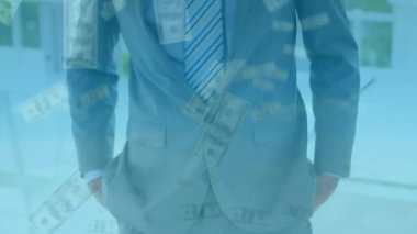 Kafkasyalı iş adamının gülümsemesi üzerine banknotların animasyonu. Küresel iş ve dijital arayüz kavramı dijital olarak oluşturulmuş video.