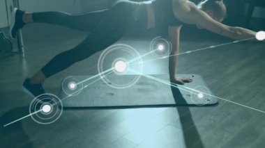 Beyaz kadın spor salonunda tahta üzerinde çizgilerle bağlanmış noktaların animasyonu. Dijital bileşik, çoklu pozlama, fitness, aktif yaşam tarzı, iletişim ve egzersiz kavramı.