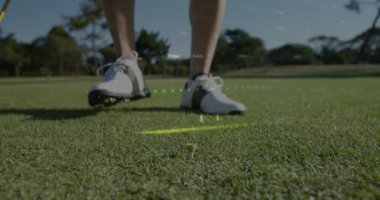 Golf sahasındaki kadın golfçü üzerinden veri işleme animasyonu. Küresel spor, rekabet, bilgisayar ve veri işleme kavramı dijital olarak oluşturulmuş video.