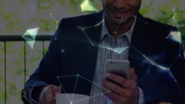 Akıllı telefon kullanan beyaz bir adam üzerinden bağlantı ağının animasyonu. Küresel iş ve dijital arayüz kavramı dijital olarak oluşturulmuş video.