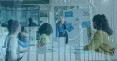 Grafiklerin animasyonu, çeşitli iş arkadaşlarının kadın patronla fikirleri tartışması. Dijital bileşik, çoklu pozlama, rapor, finans, takım çalışması, iletişim ve teknoloji kavramı.