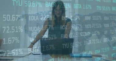 İş kadını üzerinden finansal veri işleme animasyonu. Küresel iş, finans, bilgisayar ve veri işleme kavramı dijital olarak oluşturulmuş video.