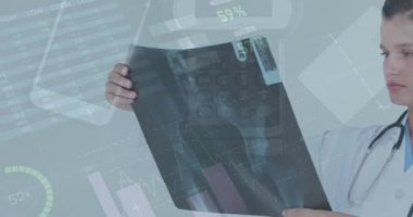 Röntgenleri inceleyen beyaz kadın doktor üzerinde bilgi arayüzü ve teknolojinin animasyonu. Dijital bileşik, çoklu pozlama, rapor, finans, iş, tıbbi ve sağlık konsepti.