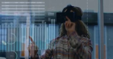 VR kulaklık takan bir kadın hakkında finansal veri işleme animasyonu. Dijital olarak oluşturulmuş küresel bağlantılar, iş, finans, hesaplama ve veri işleme kavramı.