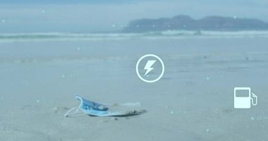 Plajda yüz maskesi üzerinde veri işleme animasyonu. Küresel ekoloji ve dijital arayüz kavramı dijital olarak oluşturulmuş video.