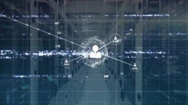 Bilgisayar sunucuları üzerindeki simgelerle bağlantı ağının animasyonu. Küresel iş, finans, bilgisayar ve veri işleme kavramı dijital olarak oluşturulmuş video.