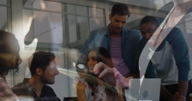 Ofisteki çeşitli iş adamlarının animasyonu. Küresel iş, finans ve dijital arayüz kavramı dijital olarak oluşturulmuş video.