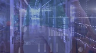 Mavi uzayda çeşitli verilerin animasyonu. Küresel iş küresel küresel küresel küresel küresel teknoloji ve bağlantılar kavramı dijital olarak oluşturulmuş video.