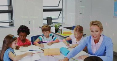Öğretmenle birlikte çeşitli okul öğrencileri üzerinde veri işleme animasyonu. Küresel eğitim ve dijital arayüz kavramı dijital olarak oluşturulmuş video.