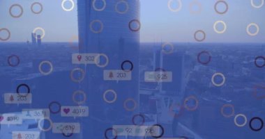 Şehir manzarası üzerinde medya simgeleri ve dairelerin animasyonu. Küresel iş ve dijital arayüz kavramı dijital olarak oluşturulmuş video.