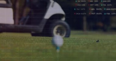 Golf sahasında veri işleme animasyonu. Küresel spor, rekabet, bilgisayar ve veri işleme kavramı dijital olarak oluşturulmuş video.