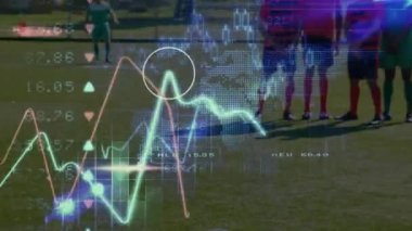 Grafik animasyonu, artan sayılar ve çeşitli erkek futbolcuların savunma kalesi üzerindeki harita. Dijital bileşik, çoklu pozlama, küresel, rapor, finans, büyüme, spor ve rekabet konsepti.