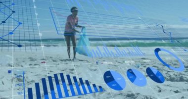 Afro-Amerikan kadın gönüllü temizleme plajı üzerinde veri işleme animasyonu. Küresel ekoloji ve dijital arayüz kavramı dijital olarak oluşturulmuş video.