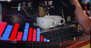 Çoklu grafik animasyonu, kesilmiş ellerin üzerinde veri tabanı kahve makinesiyle kahve hazırlama. Dijital bileşik, çoklu pozlama, rapor, finans, iş, içki ve teknoloji kavramı.