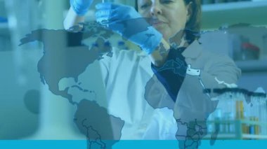 Laboratuvardaki beyaz kadın doktor üzerinde dünya haritasının animasyonu. Küresel tıp ve dijital arayüz kavramı dijital olarak oluşturulmuş video.