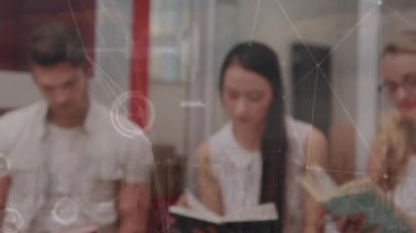 Ofisteki iş adamları üzerinde manzara ve ağların animasyonu. Küresel iş, finans, bilgisayar ve veri işleme kavramı dijital olarak oluşturulmuş video.