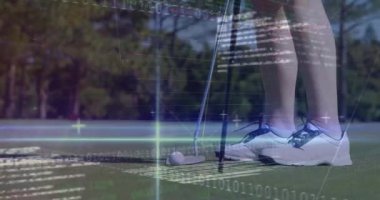 Golf sahasındaki kadın golfçü üzerinden veri işleme animasyonu. Küresel spor, rekabet, bilgisayar ve veri işleme kavramı dijital olarak oluşturulmuş video.