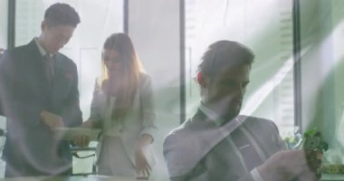 Çeşitli iş adamları üzerinde şekillerin animasyonu. Küresel iş, finans ve dijital arayüz kavramı dijital olarak oluşturulmuş video.