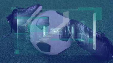 Veri işleme ve futbol ayakkabıları animasyonu. Küresel spor, iş, finans, hesaplama ve veri işleme kavramı dijital olarak oluşturulmuş video.