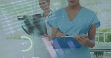 Bilgi arayüzü animasyonu, röntgenleri inceleyen, panoya yazı yazan beyaz kadın doktorlar. Dijital bileşik, çoklu pozlama, küresel, rapor, finans, tıbbi ve sağlık konsepti.