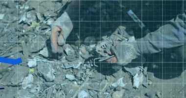 Çöp çöplüğündeki işçinin veri işleme animasyonu. Küresel iş ve dijital arayüz kavramı dijital olarak oluşturulmuş video.