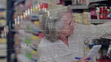 Çoklu grafik animasyonu, not defteri inceleme ürünleri olan yaşlı beyaz kadın üzerindeki numaralar. Dijital bileşik, çoklu pozlama, rapor, iş, mağaza ve pazar kavramı.