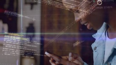 Ticaret panosu animasyonu, ikili kodlar, bilgisayar dili, cep telefonu kullanan Afrikalı Amerikalı kadın. Dijital bileşik, çoklu pozlama, borsa, yatırım, kodlama ve teknoloji konsepti.
