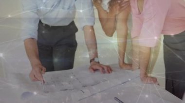 Ofisteki işadamları üzerinde manzara ve ağların animasyonu. Küresel iş, finans, bilgisayar ve veri işleme kavramı dijital olarak oluşturulmuş video.