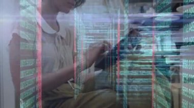 Dijital tablet kullanan melez kadın üzerinde programlama dili, numara ve parmak izi animasyonu. Dijital bileşik, çoklu pozlama, biyometrik, ofis, kodlama, makine öğrenme ve teknoloji.