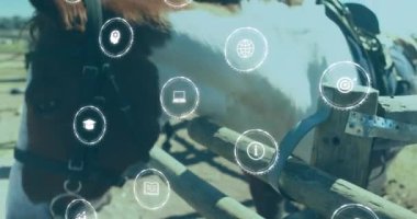 Medya simgelerinin atlar üzerinde canlandırılması. Küresel iş, hayvanlar ve dijital arayüz kavramı dijital olarak oluşturulmuş video.