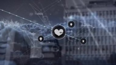 Şehir manzarası üzerindeki simgelerle bağlantı ağının animasyonu. Küresel iş, finans, bilgisayar ve veri işleme kavramı dijital olarak oluşturulmuş video.