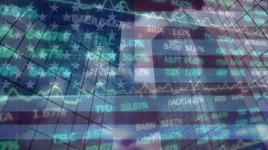Üzerimizde bayrak ve mavi gökyüzüne karşı yüksek binalar işleyen borsa verilerinin animasyonu. Küresel ekonomi ve iş teknolojisi kavramı