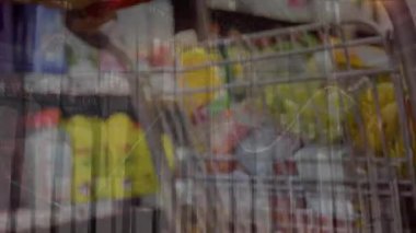 Mağazadaki beyaz kadın hakkında veri işleme animasyonu. Küresel iş ve dijital arayüz kavramı dijital olarak oluşturulmuş video.